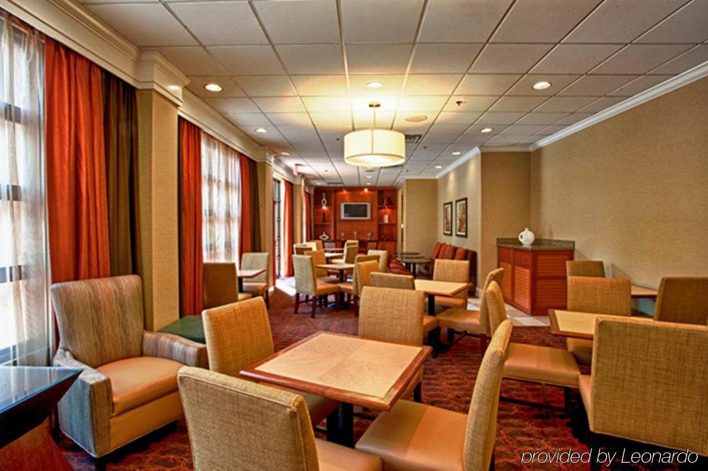 Hampton Inn Louisville Downtown Restaurant photo